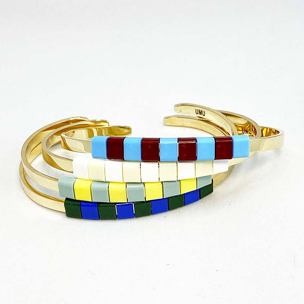 Armbånd i messing med farvestrålende perler